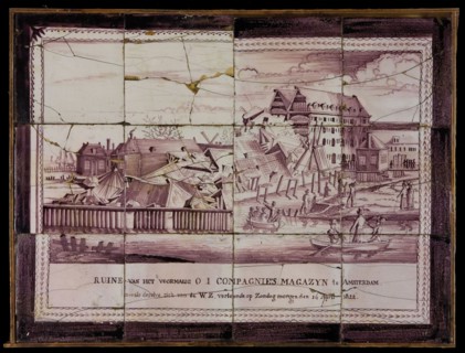 Tile panel, twelve tiles, purple on white, image with matching text Ruine of the former O I Compagnie's Magazyn in Amsterdam