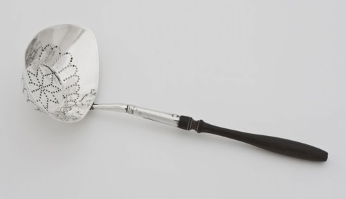 Silver tea strainer with brown wooden handle, tea strainer sieve kitchenware silver wood, perforated Spitsovale boat-shaped tray