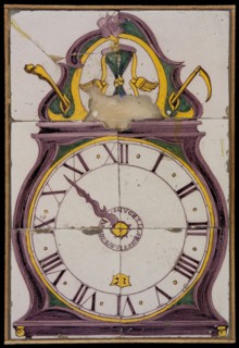 Johannes van der Wolk (1748 - 1843), Tile panel with pendulum clock with Roman numerals, I VAN DER WOLK TO ROTTERDAM, tile