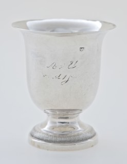 Silversmith: J. Lang & C. Koops, Silver children's cup on foot v U old 1 year, cup holder silver, Cup shaped on round