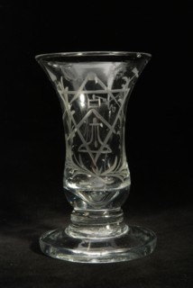 Glass on foot (kanonglas) engraved with masonic symbols, drinking glass drinking utensils tableware holder lead glass glass