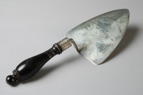 Silversmith: Baksteen en Middendorp, Silver trowel first stone foundation for statue of Piet Hein in Delfshaven, engraved with H