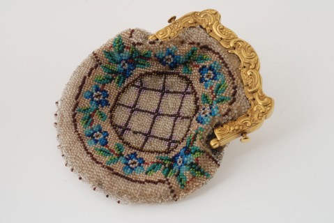 Silversmith: Hendrik van Abeele, Braided bag with gold braces and bag of colored beads, clamp bag bag clothing accessory