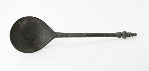 Spoon with fig-shaped bowl and hexagonal handle with decorated knob, spoon cutlery soil find tin, cast profiled turret as stem