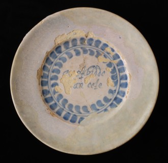 Pottery plate with saying FIRST PRAYED THEN EETE in blue on white ground, plate dish crockery holder soil find ceramic