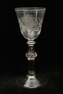 Goblet engraved with three-master, monogram KLB and T 'lands Welvaren., wineglass drinking glass drinkware tableware holder lead
