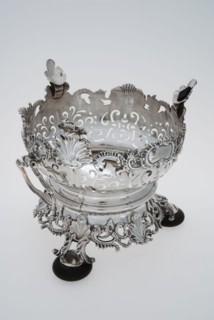 Silversmith: Douwe Eysma, Large silver chafing dish for large kettles, fully decorated, partly cut-away, three-knot, partly