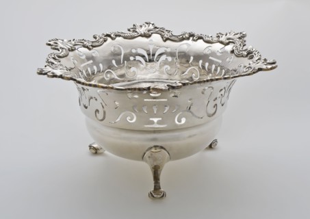 Silversmith: Anthony Huijs, Silver pipe fittings on legs, smoking pipe stove smoking utensils silver, sawn cast Round chafing