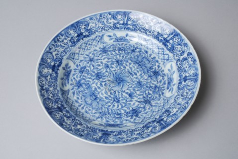 Plate with acanthus tendrils, medallions with flower motifs and peony, plate crockery holder ceramic porcelain glaze, baked
