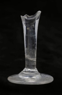 Stem of chalice on foot, slender and short trunk, pontil brand, drinking glass drinking utensils tableware holder fragment soil