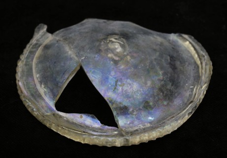 Foot fragment of beaker with serrated glass wire along the foot edge, pontilmark, beaker drinking glass drinking utensils