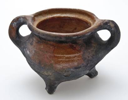 Pottery grape on three legs, round ball, lid slot and two sausage ears, grape cooking pot tableware holder kitchenware