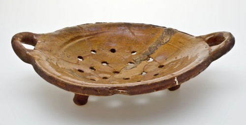Colander of red earthenware on three legs with thick, lying sausage ears, glazed, colander kitchen equipment earthquake ceramic
