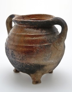 Grape of red earthenware on three legs, two sausages, glazed, two ridges over the shoulder, grape cooking pot tableware holder