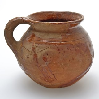 Pottery room comfort on curved floor with upright sausage ear and groove over the shoulder, pot holder sanitary soil find