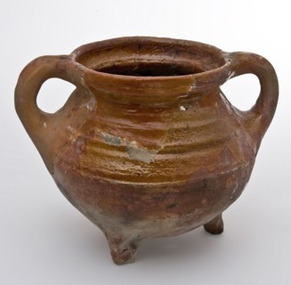 Pottery grape on three legs, two sausage rolls, sparingly glazed, five holes in the bottom, colander sieve grape cooking pot