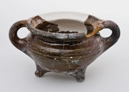 Pottery grape on three legs, two sausage ears, low and wide model, grape cooking pot crockery holder kitchen utensils