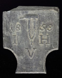J.H. Voorendijk, Roof bonnet, shield-shaped cover plate with 1859, initials IVH and water pump, plummet lead metal h 10.0