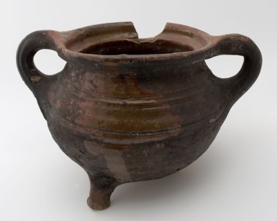 Pottery grape on three legs, two profiled sausage ears, ribs over the shoulder, grape cooking pot tableware holder kitchenware
