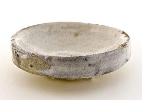 Low white container on small stand, salt dish or ointment jar, cream jar? salt scale? salt vat? tableware holder soil find