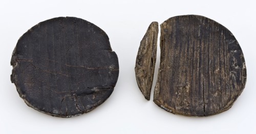 Round wooden lid and bottom of chip box, lid closure part holder soil find wood d 0.8, sawn turned Wood cover and bottom of chip
