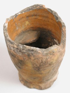 Half pottery pot from the lead white industry, three lobes on the inside, pot holder fragment earthenware pottery earthenware