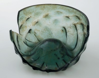 Fragment of low drinking glass with crossed rib pattern, maigelein, maigelein drinking glass drinking utensils tableware holder