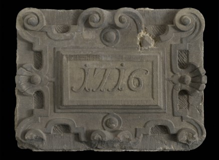 Facing brick with text 1716 from the facade of watchmaker William Gib, facing brick sculpture sculpture building component