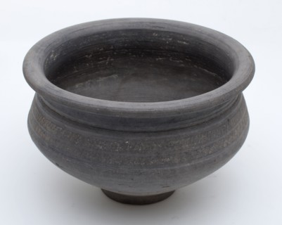 Earthenware pot with wide top edge and very small stand, terra nigra, decorated with grooves, pot holder soil found ceramic
