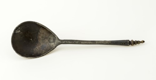 Pewter spoon with round leaves, marked, at the end of the stem spike of nodules, spoon cutlery soil found tin brass metal, w 5,3