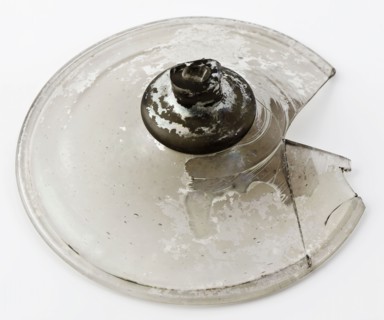 Fragments of foot and trunk of drinking glass, drinking glass drinking utensils tableware holder soil find glass h 2,6