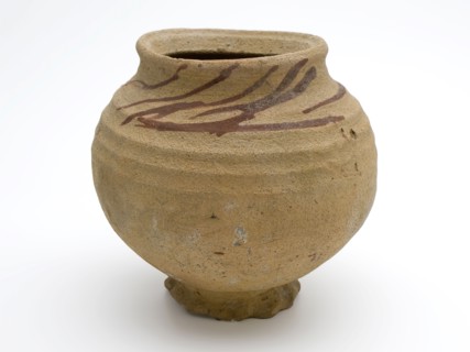 Pingsdorf ball pot on small foot, brownish part with strings of lace paint, kogelpot kitchenware soil find ceramic earthenware