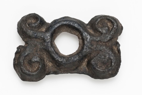 Small pewter batter for leather with round hole in the middle, curling in relief, batter ground find tin lead metal, cast Small