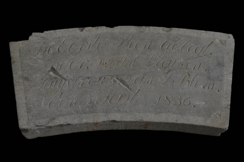 Facade stone with text De Eerste Steen ... Van Leeuwen ... 1836., facing brick first stone building component stone, chopped