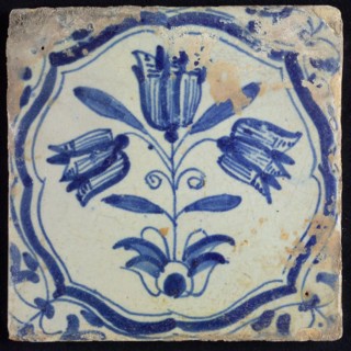 Flower tile with three-pillar tulip in brace frame, blue decor on white ground, corner filling: voluten, wall tile