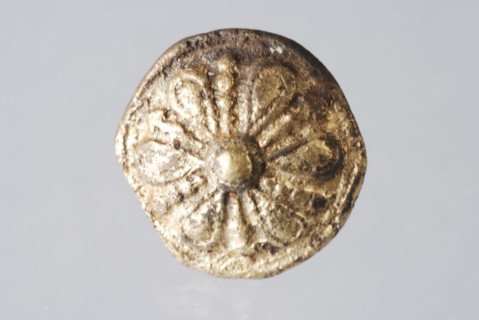 Metal button, decorated with rosette, knot clothing accessory clothing soil find copper brass metal, cast Metal knot decorated