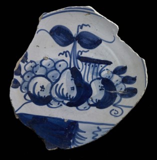 Soul of majolica dish, on which table with fruit, blue decor, dish crockery holder soil find ceramic earthenware glaze lead