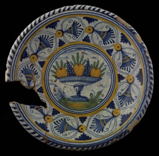 Majolica dish with polychrome decor, fruit bowl in the mirror, plate crockery holder soil find ceramic earthenware glaze tin