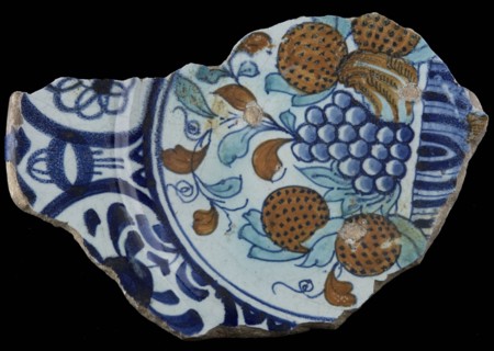 Fragment majolica dish with polychrome fruit, rim in Wanli style, dish plate crockery holder soil find ceramic earthenware glaze