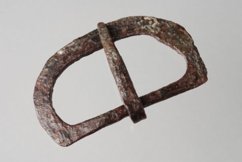D-shaped buckle of iron, the sting runs over the entire bracket, buckle fastener strand soil finding iron w 6.5 lb angel 4.2