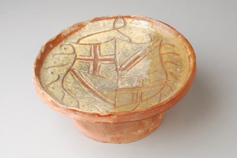 Earthenware dish on high foot, coat of arms in sludge technology and sgraffito, salt barrel dish crockery holder soil find