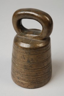 Stool weight with year letter S and weight indication VI, handle weight weight bronze, Weight slightly conical with hollowed-out