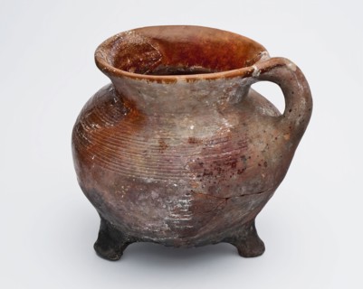 Pottery cooking jug on three legs, grape, light red, round ear, high arched neck, grape cooking pot tableware holder kitchen