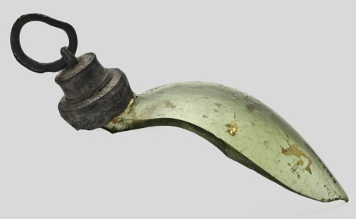 Two neck fragments of bottles with pewter closure, bottle holder soil find glass tin, w 5,1 free blown molded