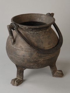 Bronze grape on claw feet, grape cooking pot tableware holder kitchenware soil find bronze iron metal, casted forged forged