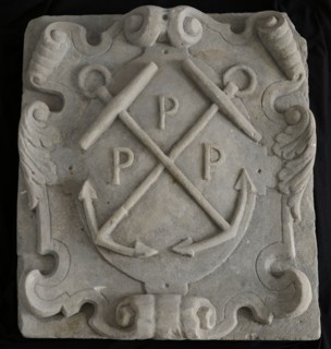 Facade stone with gun admiralty, crossed anchors and PPP, facing brick sculpture sculpture building component sandstone stone