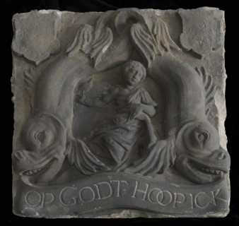 Facade stone with the personification of Hope between two dolphins and OP GODT HOOP ICK, facing stone sculpture sculpture