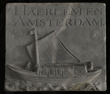 Stone with sailing barge and Haerlem and Amsterdam, facing stone sculpture sculpture building component sandstone stone, ca 32