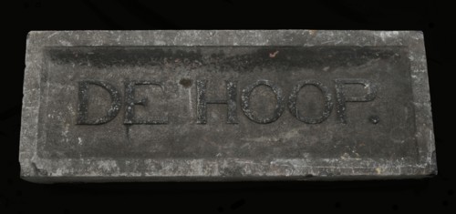 Hard stone facing brick with text DE HOOP, facing brick building component hard stone stone iron lead metal, wall anchors) 77 kg