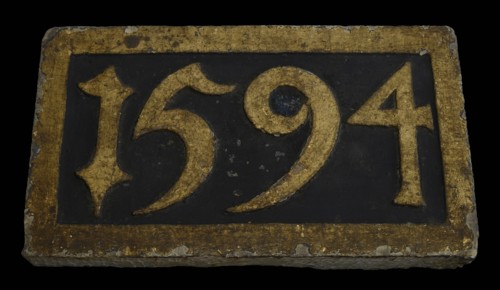 Stone with date 1594, from house In Duijsent Vreesen, facing brick foundation stone building component sandstone stone paint